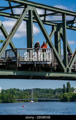 Wandern auf dem Baldeney Steig, einem Wanderweg rund um den Essener Baldeneysee, einem Ruhrgebiet, über die Ruhrhöhen, ehemalige Eisenbahnbrücke, Kampma Stockfoto