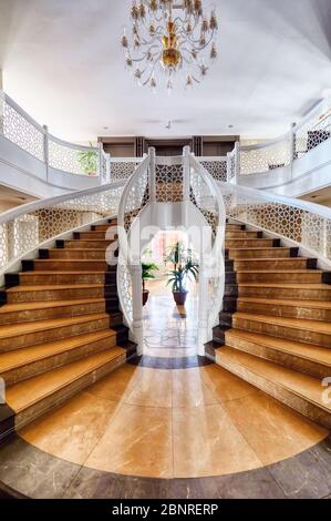 März 2020 - Ankara, Türkei: Doppeltreppe eines historischen Herrenhauses in Ankara, Türkei. Stockfoto