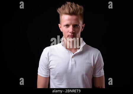 Porträt des rebellischen Mannes als Punkrocker Stockfoto