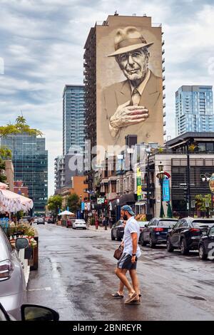 Montreal, Kanada - Juni 2018: Der kanadische Sänger Leonard Cohen Wandgemälde oder Denkmal auf einem Gebäude in der Crescent Street in Montreal, Quebec, Kanada. Stockfoto