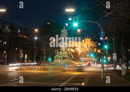 Bayerischer landtag / Maximilianeum in München am Abend. Autofrei und verlassen in Zeiten des Corona-Virus Stockfoto