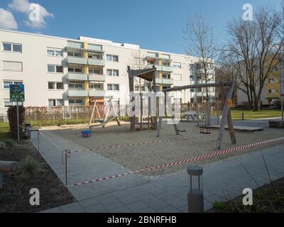 Gesperrter Kinderspielplatz in der Blumenau, München in Zeiten des Corona-Virus Stockfoto