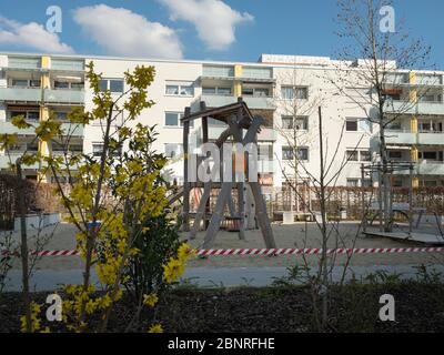 Gesperrter Kinderspielplatz in der Blumenau, München in Zeiten des Corona-Virus Stockfoto