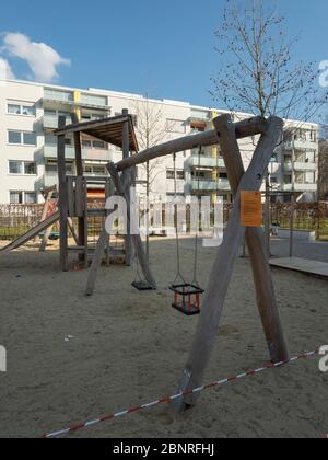 Gesperrter Kinderspielplatz in der Blumenau, München in Zeiten des Corona-Virus Stockfoto