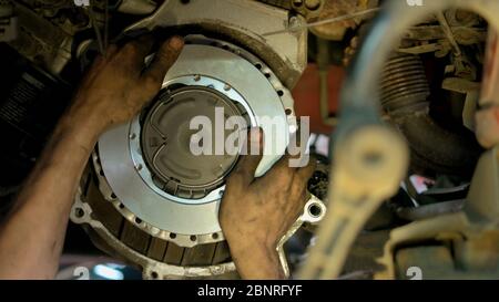 Hände einer mechanischen Adjustic Metall-Autokupplung. Stockfoto