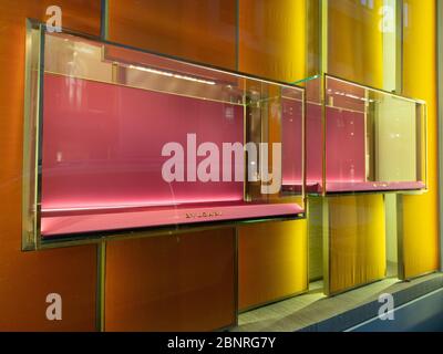 Geschäftsbetrieb wegen Corona-Virus mit leerem Display geschlossen. Bulgari Juwelier in der Maximilianstraße München Stockfoto