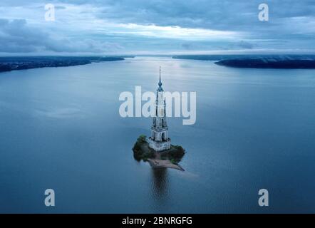 Kalyazin Glockenturm der St. Nikolaus-Kathedrale, Russland. Kleine Insel am Fluss Wolga. Luftaufnahme. Stockfoto