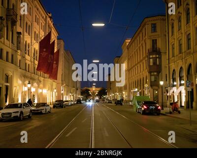 Münchens Altstadt in der Maximilianstraße, autofrei vor dem Hotel Kempinksi zur blauen Stunde während des Corona Virus Stockfoto