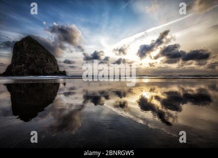 USA, Oregon, Canon Beach, Reflection, Stone Stockfoto