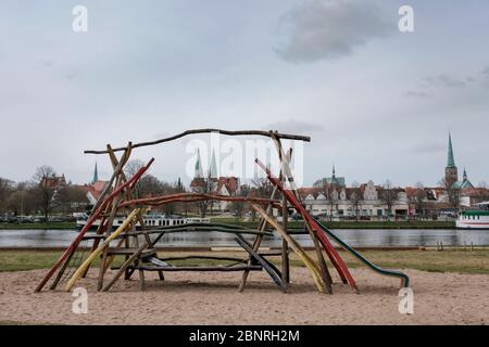 Geschlossener Spielplatz vor Lübecker Blick auf die Stadt. Stockfoto