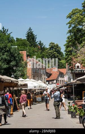 Tkalčićeva ulica ist eine lebhafte Straße vom Ban Jelačić Platz bis zur Kleinen Straße (Mala ulica). Dort finden Sie Cafés, Bars, Geschäfte und Veranstaltungen. Stockfoto