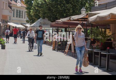 Tkalčićeva ulica ist eine lebhafte Straße vom Ban Jelačić Platz bis zur Kleinen Straße (Mala ulica). Dort finden Sie Cafés, Bars, Geschäfte und Veranstaltungen. Stockfoto