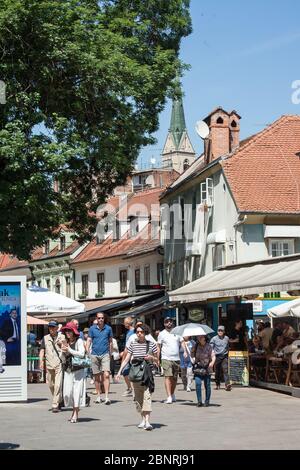 Tkalčićeva ulica ist eine lebhafte Straße vom Ban Jelačić Platz bis zur Kleinen Straße (Mala ulica). Dort finden Sie Cafés, Bars, Geschäfte und Veranstaltungen. Stockfoto