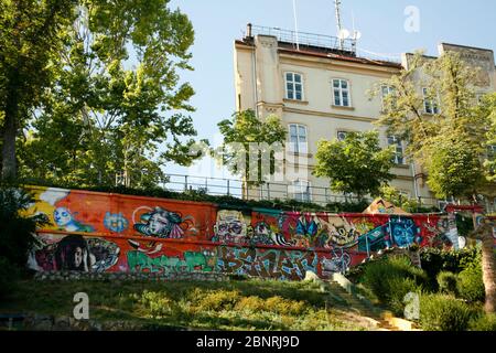 Tkalčićeva ulica ist eine lebhafte Straße vom Ban Jelačić Platz bis zur Kleinen Straße (Mala ulica). Dort finden Sie Cafés, Bars, Geschäfte und Veranstaltungen. Stockfoto