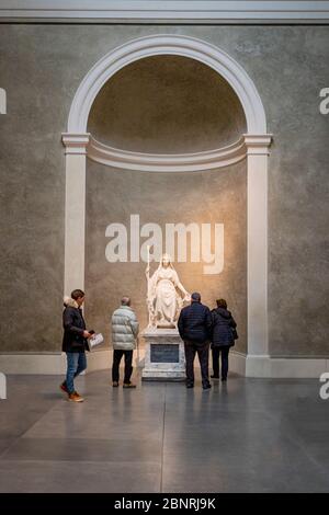 Touristen bewundern die Statue von Maria Luigia, von Antonio Canova. Parma, Emilia Romagna, Italien, Europa. Stockfoto