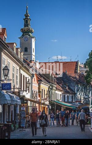 Tkalčićeva ulica ist eine lebhafte Straße vom Ban Jelačić Platz bis zur Kleinen Straße (Mala ulica). Dort finden Sie Cafés, Bars, Geschäfte und Veranstaltungen. Stockfoto