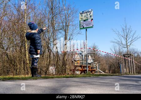 Kind vor einem geschlossenen Spielplatz während der Corona-Krise 2020 Stockfoto