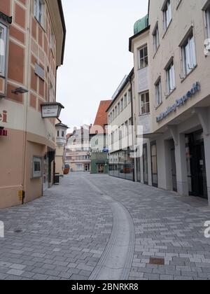 Leere Fußgängerzone in der Innenstadt Einkaufsbewertung während der Zeiten des Corona-Virus und der Ausstiegsbeschränkung, Bayern Stockfoto