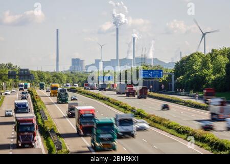 Bottrop, Ruhrgebiet, Nordrhein-Westfalen, Deutschland - viele Lastwagen fahren auf der Autobahn A2, im Hintergrund das Kohlekraftwerk Uniper Gelsenkirc Stockfoto