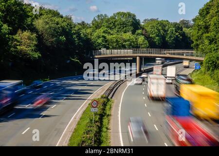 Bottrop, Ruhrgebiet, Nordrhein-Westfalen, Deutschland - viele LKWs fahren auf der Autobahn A2. Bottrop, Ruhrgebiet, Nordrhein-Westfalen, Deutschland - Vi Stockfoto