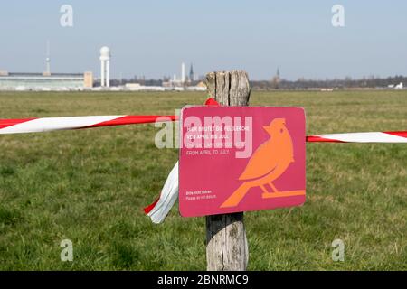 Berlin, Tempelhofer Feld, Schranke, Schild, Vogelschutz, Feldlerche Stockfoto