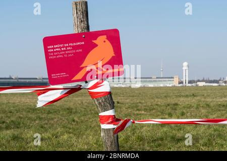 Berlin, Tempelhofer Feld, Schranke, Schild, Vogelschutz, Feldlerche Stockfoto