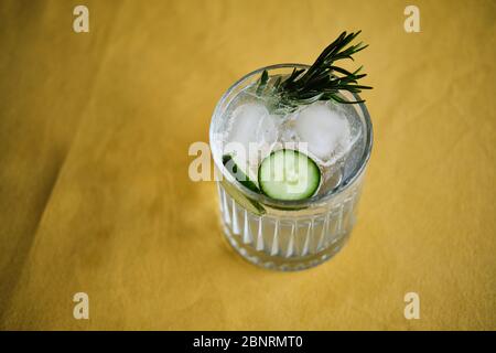 Alkoholisches Getränk Gin Tonic Cocktail mit Gurke, Rosmarin und Eis Stockfoto