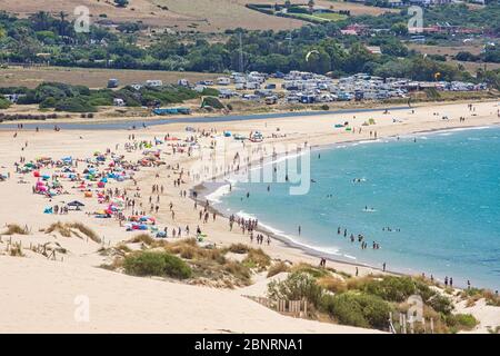 Strand von Valdevaqueros von den Dünen von Punta Paloma in der Nähe von Tarifa, Costa de la Luz, Provinz Cadiz, Andalusien, Südspanien. Stockfoto