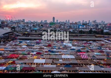 Bangkok / Thailand - 8. Februar 2020: Name dieses Ortes ' Ratchada Rot Fai Night Train Market ' in Bangkok Downtown Stockfoto