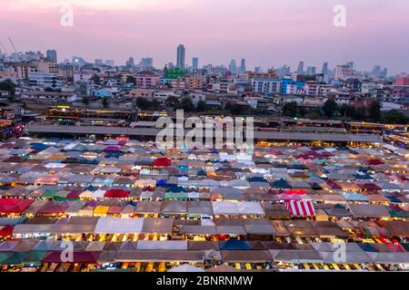 Bangkok / Thailand - 8. Februar 2020: Name dieses Ortes ' Ratchada Rot Fai Night Train Market ' in Bangkok Downtown Stockfoto