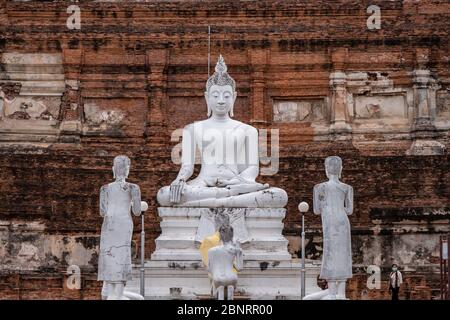 Weiße Buddha-Statue oder Skulptur im Tempel Wat Yai Chai Mongkhon, der buddhistische Tempel ist in der Provinz Ayutthaya, Bangkok Stockfoto