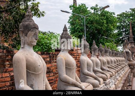 Buddha Statuen oder Skulpturen im Tempel Wat Yai Chai Mongkhon, der buddhistische Tempel ist in der Provinz Ayutthaya, Bangkok Stockfoto