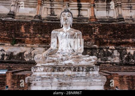 Weiße Buddha-Statue oder Skulptur im Tempel Wat Yai Chai Mongkhon, der buddhistische Tempel ist in der Provinz Ayutthaya, Bangkok Stockfoto