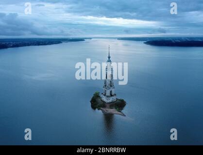 Kalyazin Glockenturm der St. Nikolaus-Kathedrale, Russland. Kleine Insel am Fluss Wolga. Luftaufnahme. Stockfoto