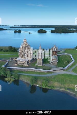 Luftaufnahme der Insel Kizhi. Kirche der Verklärung erbaut im frühen 18. Jahrhundert. Onega See, Karelien, Russland. Stockfoto