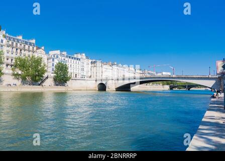 Paris, Ile de france: Landschaft des Flusses seine mit pont de la tournelle Brücke und haussmann Architektur Stockfoto