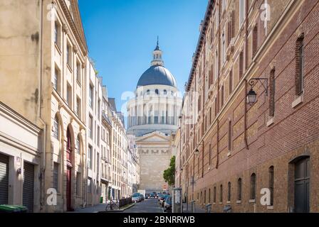 Paris, Ile de france/ France: Pantheon von der pariser Straße im quartier latin, einem der ältesten Viertel von Paris, aus gesehen Stockfoto