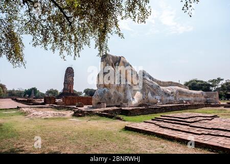 Name dieses Ortes Wat Lokayasutharam Tempel, der Tempel, der als Reclining White Buddha Tempel in Ayutthaya Provinz bekannt ist Stockfoto