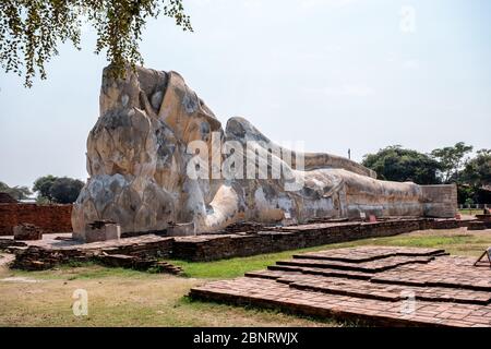 Name dieses Ortes Wat Lokayasutharam Tempel, der Tempel, der als Reclining White Buddha Tempel in Ayutthaya Provinz bekannt ist Stockfoto