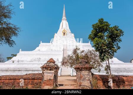 Ayutthaya, Bangkok / Thailand - 9. Februar 2020: Name dieses Ortes 'Wat Phu Khao Thong Tempel' der Tempel ist weiß und befindet sich in der Provinz Ayutthaya Stockfoto