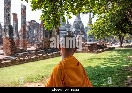 Ayutthaya, Bangkok / Thailand - 9. Februar 2020: Rückseite des Mönchs, Nahaufnahme eines buddhistischen Mönchs, Name dieses Ortes 'Wat Phra Si Sanphet' Tempel Stockfoto