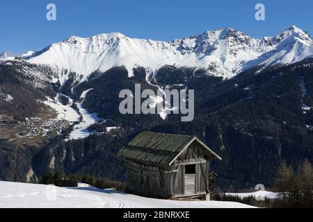 Kleine Scheune in den schneebedeckten alpen Stockfoto