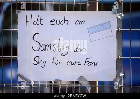 16. Mai 2020, Baden-Württemberg, Karlsruhe: Fußball: 2. Bundesliga, Karlsruher SC - SV Darmstadt 98, im Wildpark Stadion. "Hol dir den Sieg für deine Fans am Samstag" steht auf einem Schild, das am Zaun des Wildparkstadions festsitzt. Nach einer 65-tägigen Corona-Pause rollt der Ball wieder in der Deutschen Fußball Liga. Die Spiele werden ohne Zuschauer stattfinden. Foto: Matthias Hangst/Getty Images Europe/Pool/dpa - WICHTIGER HINWEIS: Gemäß den Bestimmungen der DFL Deutsche Fußball Liga und des DFB Deutscher Fußball-Bund ist es verboten, sich auszubeuten oder ausgebeutet zu haben Stockfoto