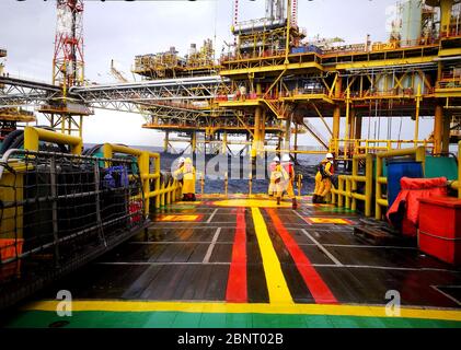 Offshore-Ölplattform persönlichen Stand an Deck für Transfer Crew Betrieb Stockfoto