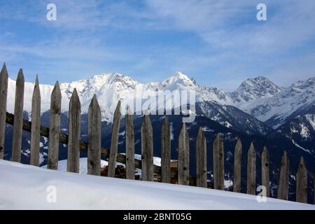 Holzzaun vor dem Bergpanorama Stockfoto