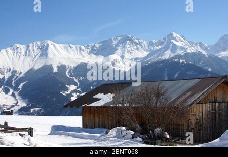 Kleine Scheune in den schneebedeckten alpen Stockfoto