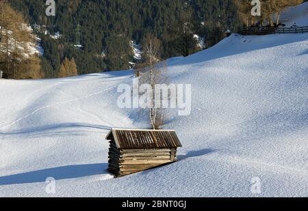 Kleine Scheune in den schneebedeckten alpen Stockfoto