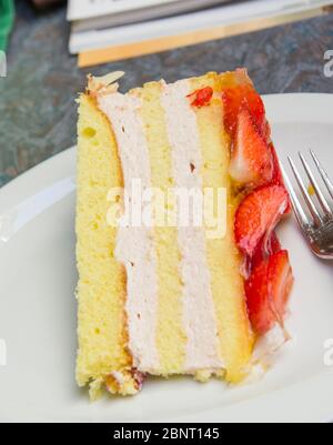 Biskuitkuchen, Erdbeer- und Mandelmousse mit Gelee-Erdbeeren und gehackter Mandelgarnitur überzogen Stockfoto
