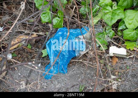 Sheffield UK – Mai 13 2020: Verlassene blaue Gummihandschuhe auf dem Boden weggeworfen, wird Schutzausrüstung während des Coronavirus Covid-19 pandem zu Abfall Stockfoto