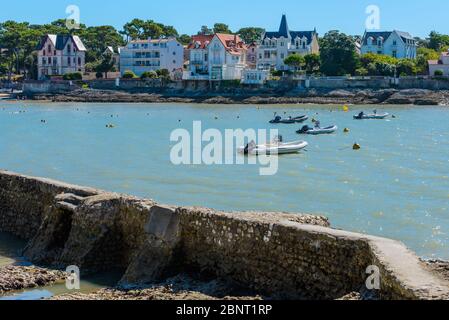 Saint-Palais-sur-Mer, Frankreich: Charakteristische Häuser der Bucht von Conche de Saint Palais mit Blick auf den Strand Plage du Bureau. Stockfoto